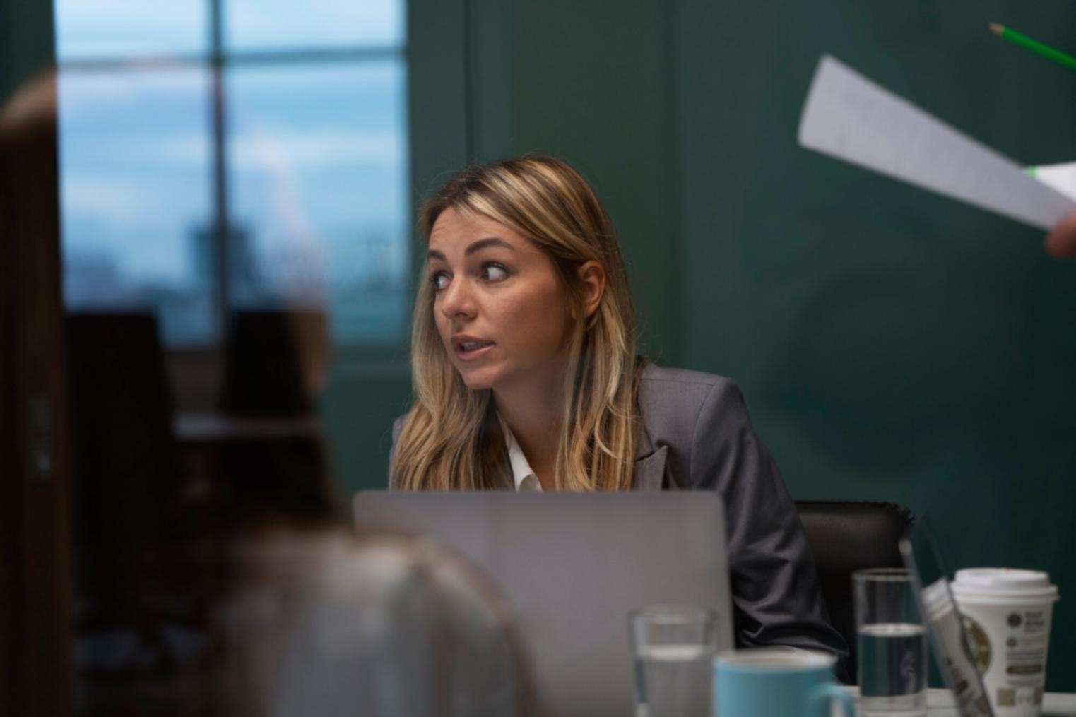 Professionnel analysant des données financières sur plusieurs écrans